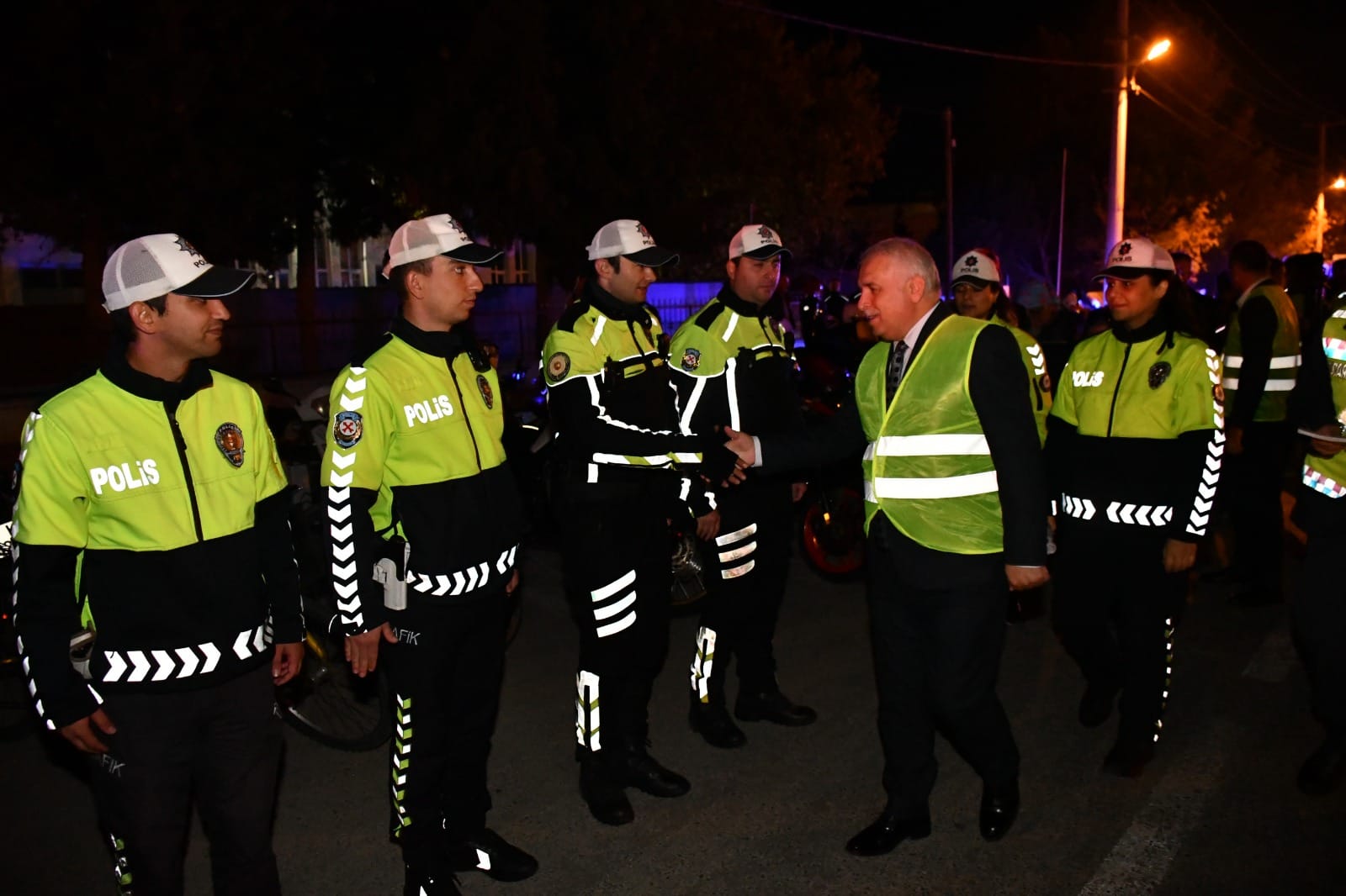 Vali Aziz Yıldırım Sürücülere Reflektif Yelek Dağıttı