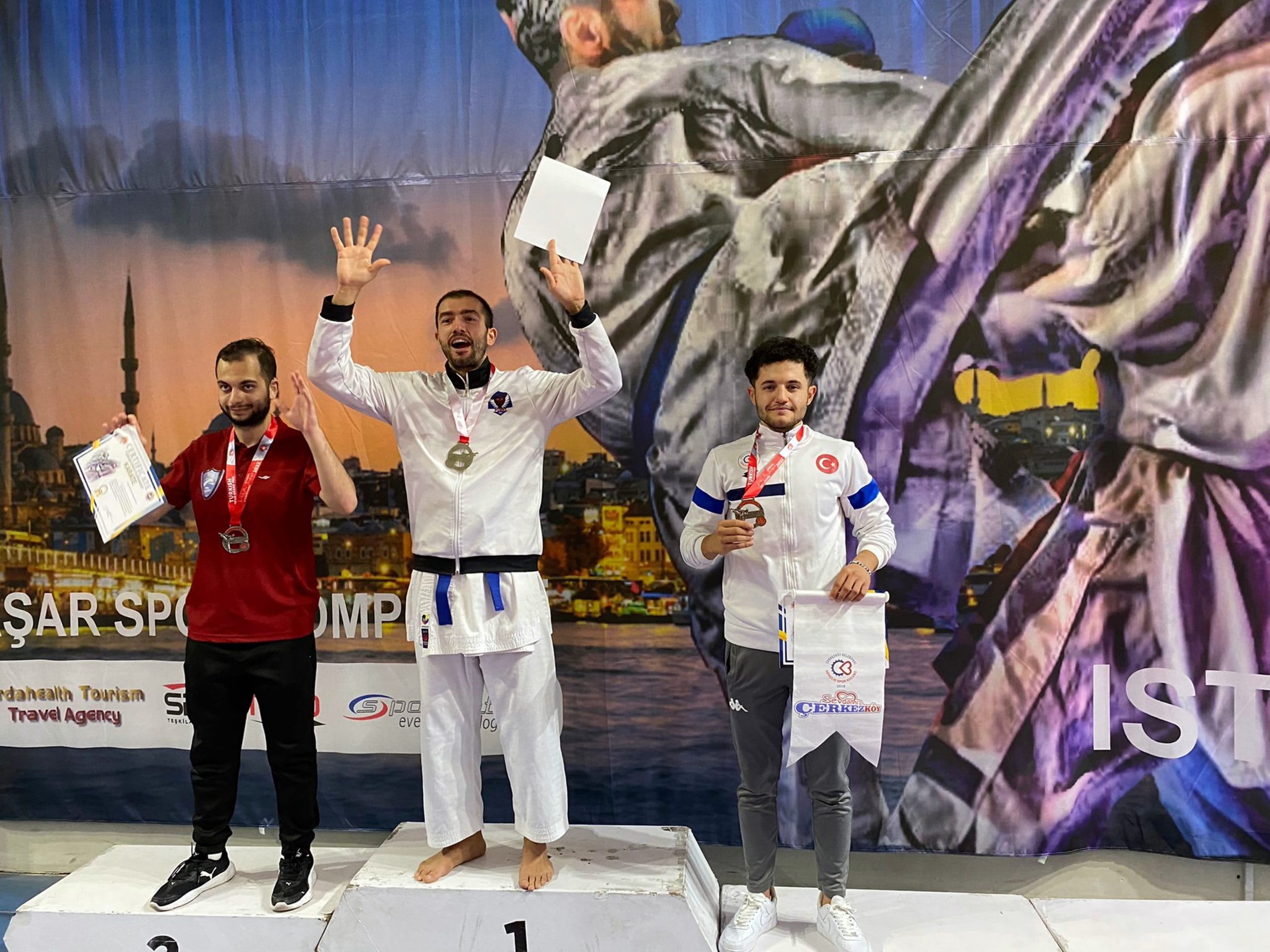KARATE TAKIMI  ŞAMPİYONADAN 2 MADALYA İLE DÖNDÜ