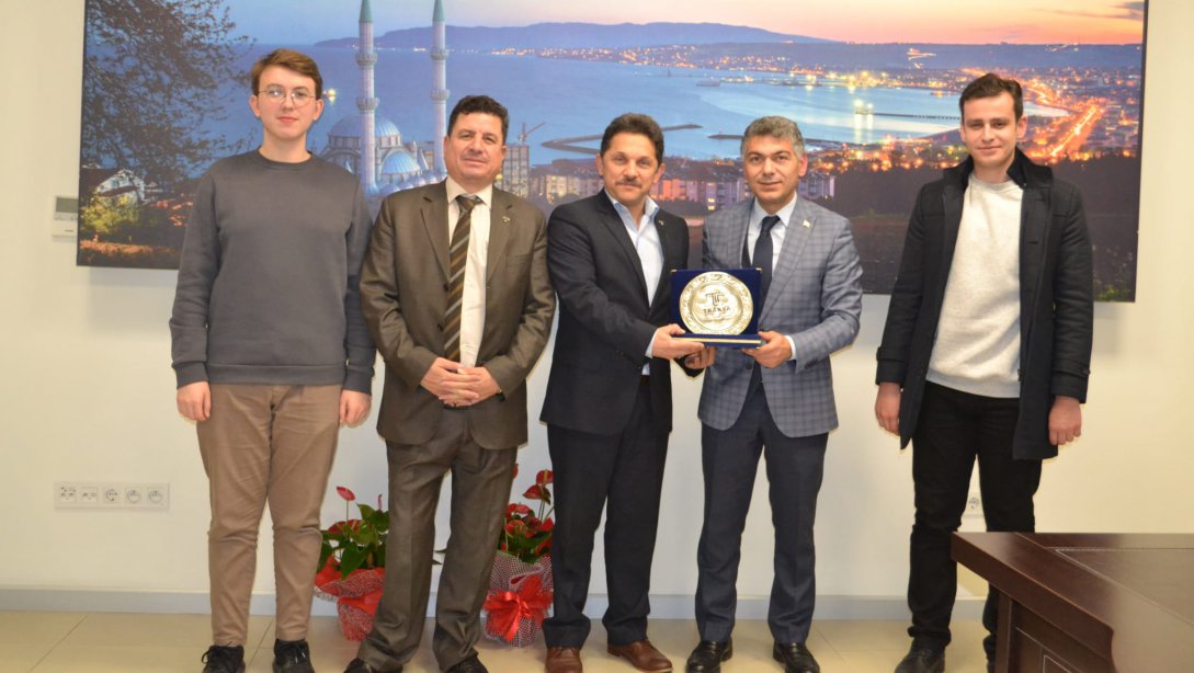 İlçemiz Trakya Anadolu İmam Hatip Lisesi Mezunları ve Mensupları Dernek Yönetimi İlçe Milli Eğitim Müdürü  Ebubekir ATİLLA’yı Ziyaret Etti.