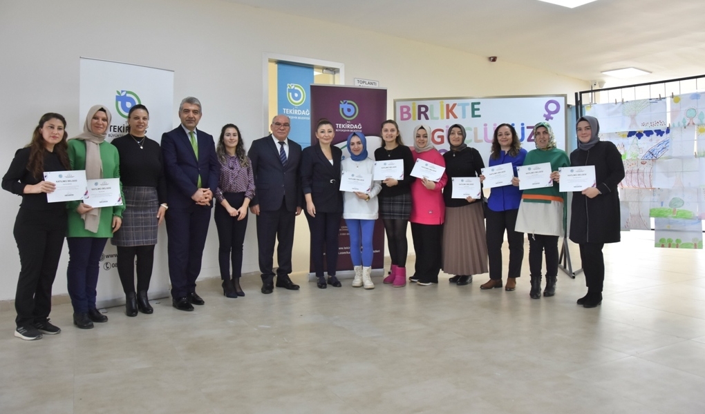 KADIN ÇALIŞMALARI ATÖLYESİNDE KATILIMCILARA SERTİFİKALARI TAKDİM EDİLDİ