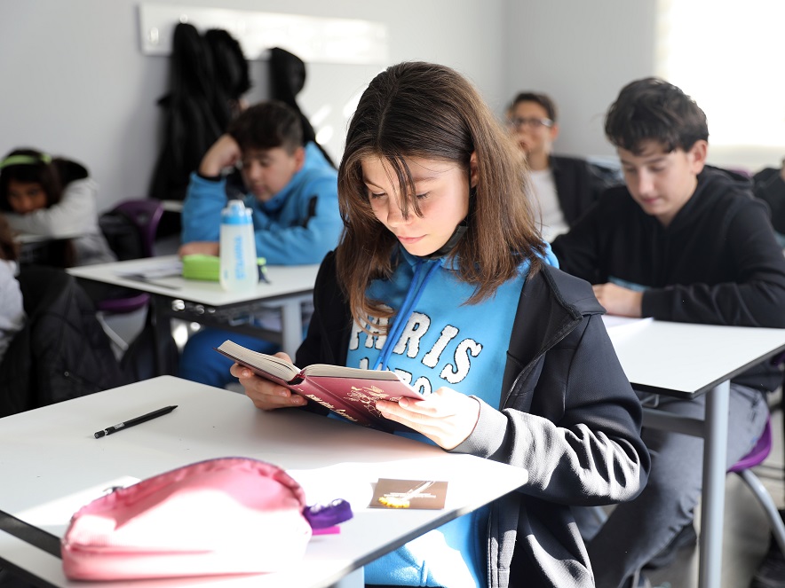 8 DERSLİKTE 6 FARKLI BRANŞTA KURSLAR VERİLİYOR