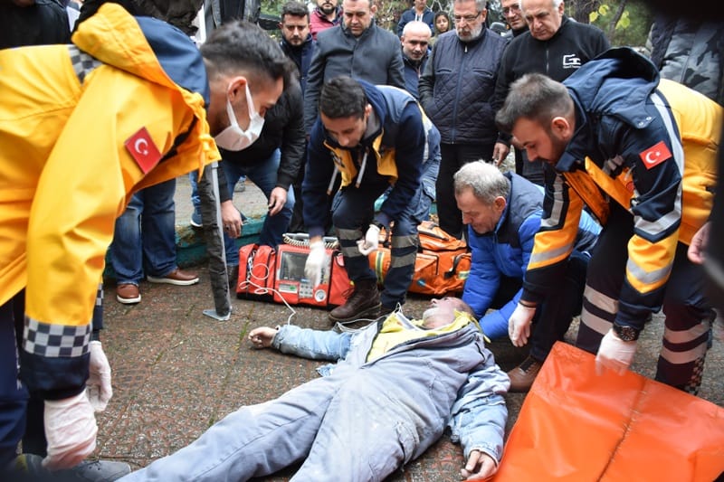 CENAZEYE GELDİ KALP KRİZİ GEÇİRDİ
