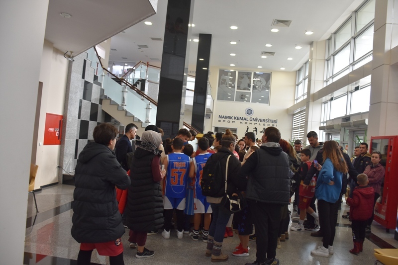 SÜLEYMANPAŞA U 12 U 14 BASKETBOL ŞÖLENİ NKÜ KAPALI SPOR SALONUNDA BAŞLADI.
