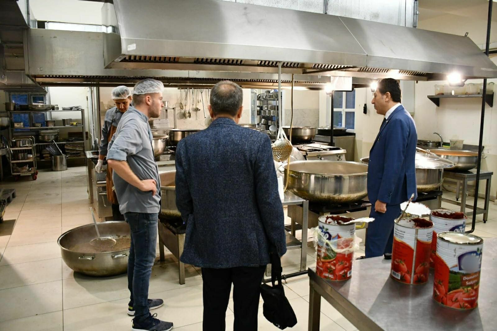 Milli Eğitim Bakanlığı tarafından sağlanan ücretsiz yemek hizmetinden yararlanıyor