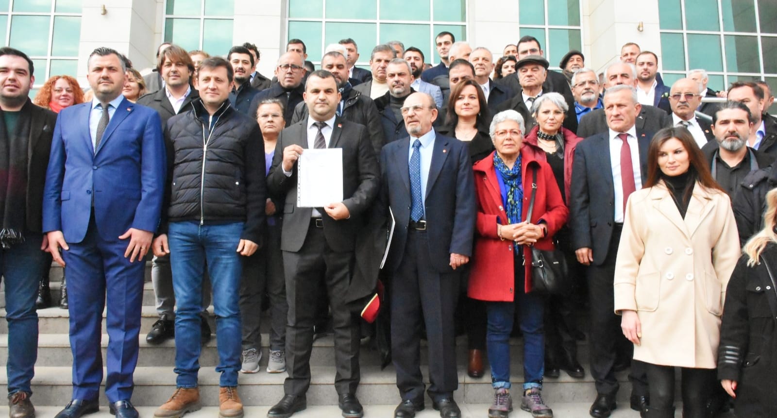 Cumhuriyet Halk Partisi İl Başkanı Seçilen Volkan Nallar, mazbatasını aldı.