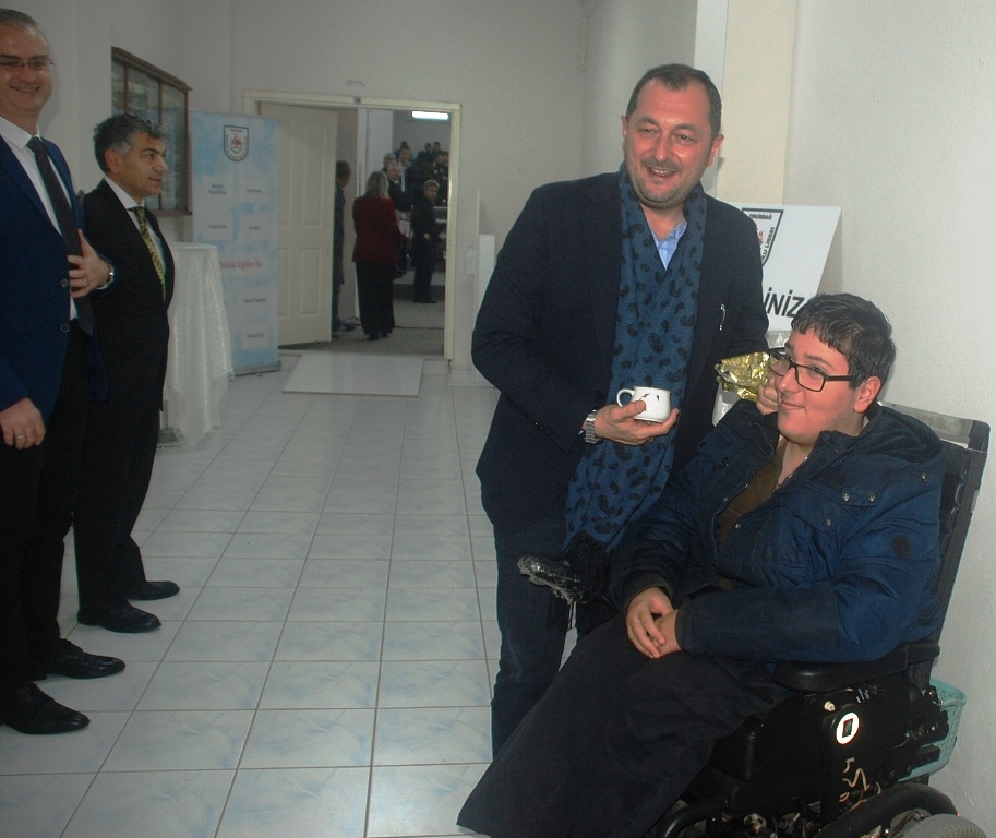 İLK MAAŞIYLA BAŞKAN CÜNEYT YÜKSEL’e TEŞEKKÜR HEDİYESİ VERDİ