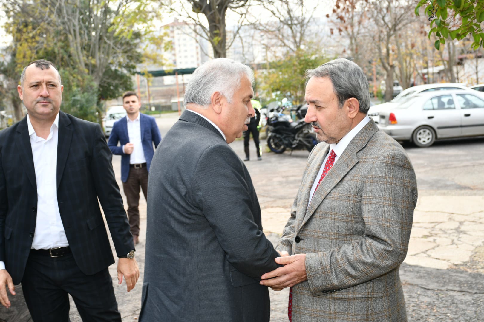 Vali Aziz Yıldırım Halk Sağlığı Hizmetleri Başkanı Hacı Bayram Zengin’e Taziye Ziyaretinde Bulundu