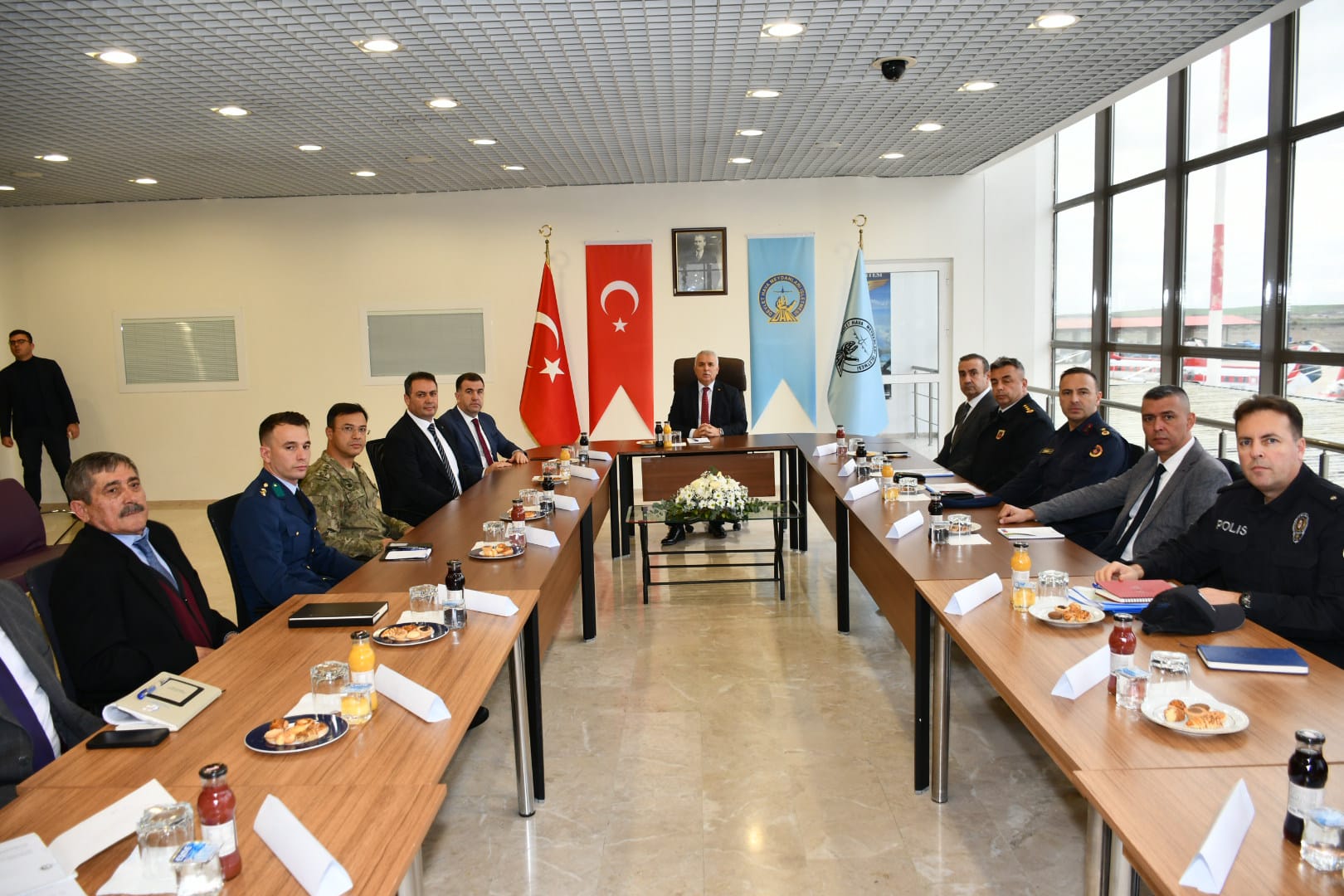 Vali Aziz Yıldırım Başkanlığında Havalimanı Güvenlik Toplantısı Yapıldı