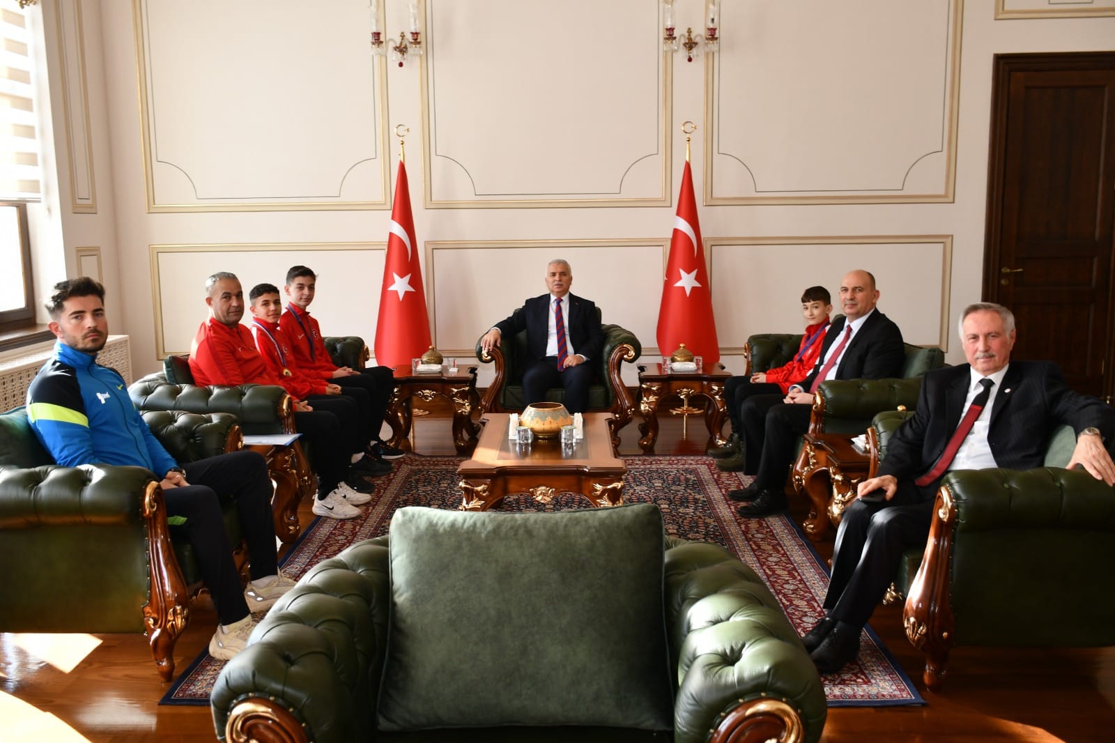Vali Aziz Yıldırım Tekvando Müsabakalarında Başarılı Olan Sporcuları Makamında Kabul Etti