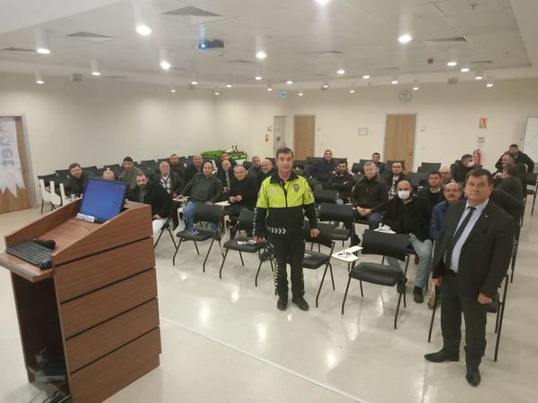 Şoför Eğitim Seminerini İrmet Hastanesi Eğitim Salonunda tamamlandı