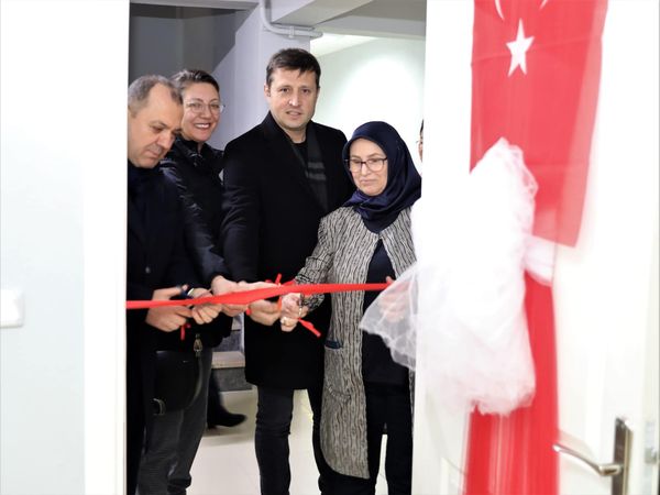 Kursiyerlerin  çalışmalarının sunulduğu sergiden mutlu olduk.