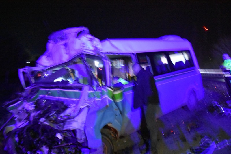 59 M 0016 PLAKALI MÜNİBÜS TIR’A ARKADAN ÇARPTI 1 ÖLÜ.