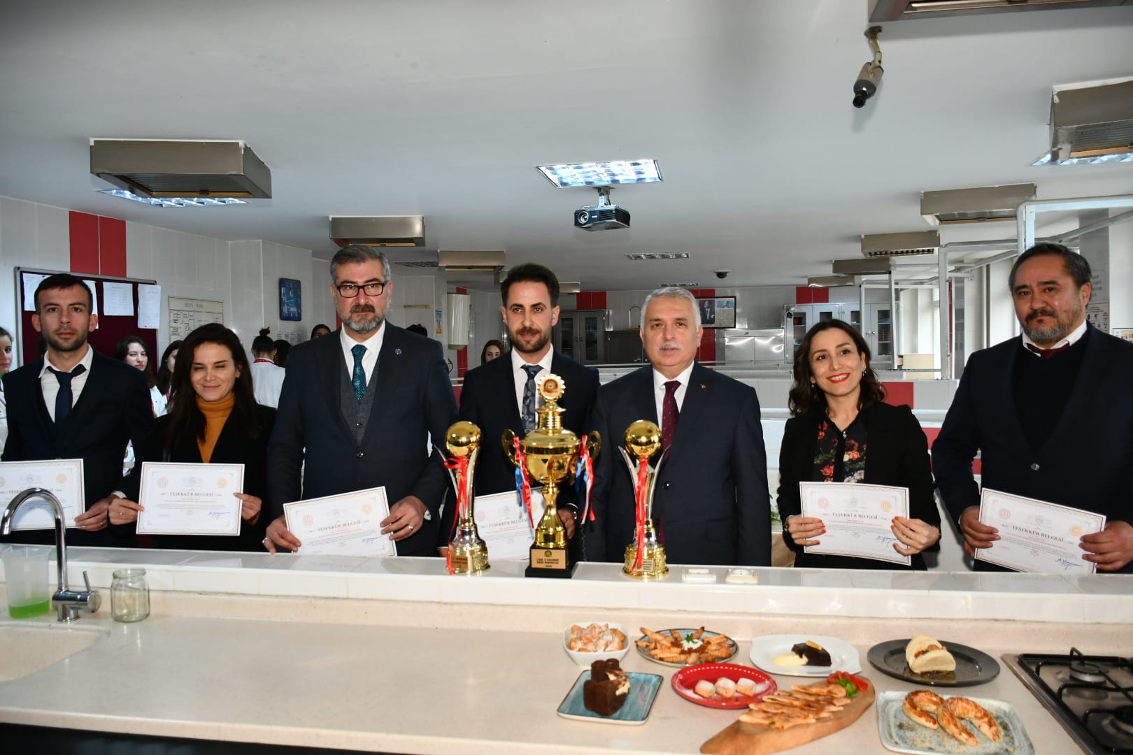 Vali Aziz Yıldırım Yemek Yarışmalarında Dereceye Giren Öğrencilere ve Okul Personellerine “Teşekkür Belgesi” Taktim Etti