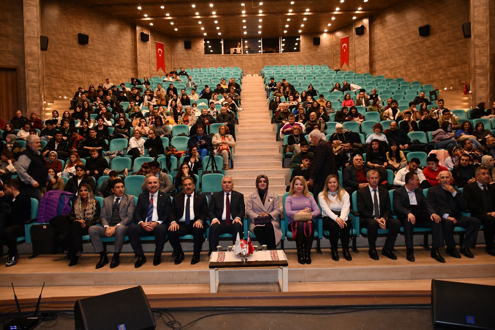 Vali Aziz Yıldırım ve Eşi Güllühan Yıldırım Yahya Kemal Beyatlı Konser&Şiir Dinletisi’ni İzledi