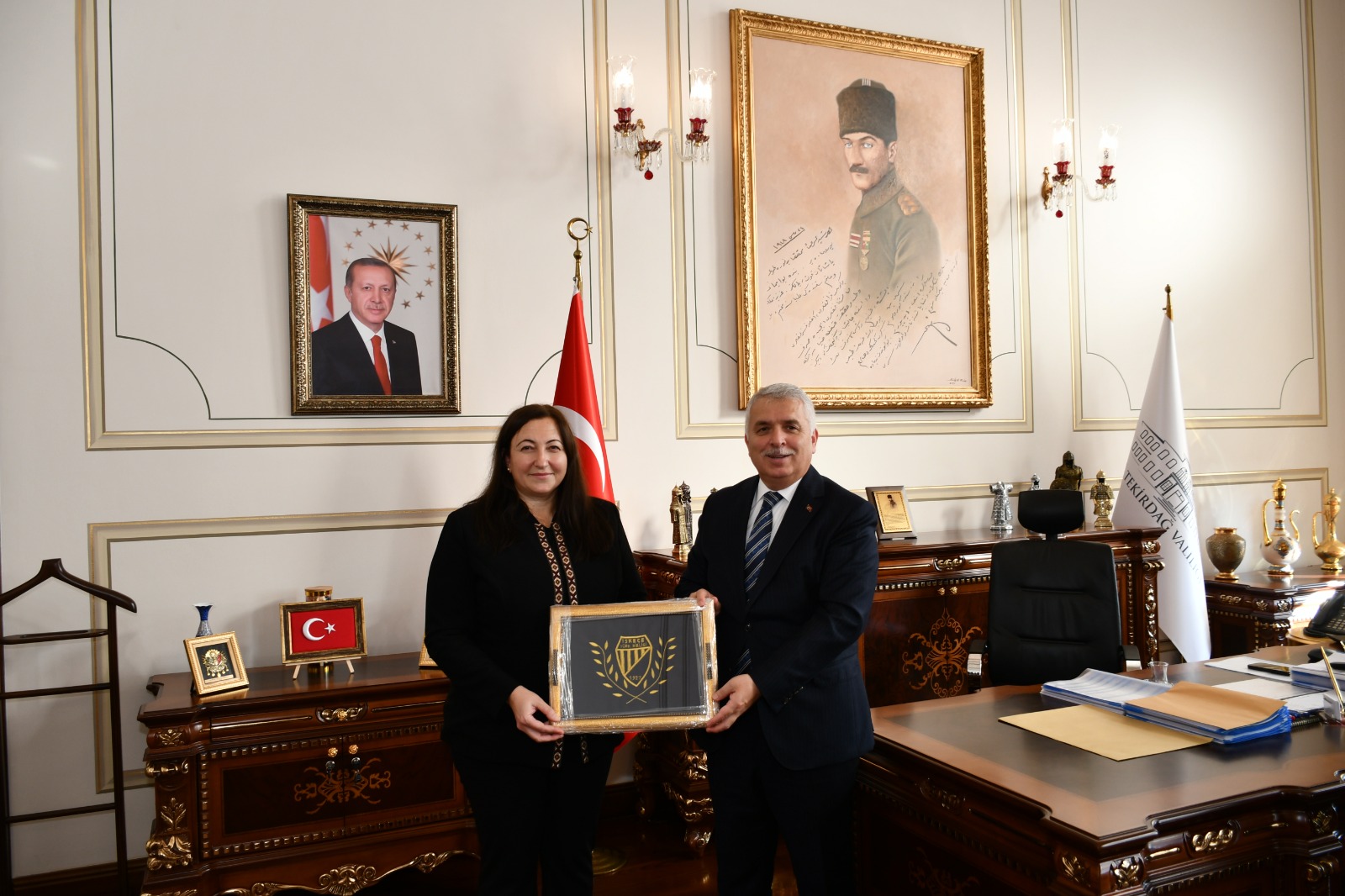 KADEM Tekirdağ Temsilcisi Zeynep Şentop Şahin ve İskeçe Türk Birliği Başkanı Ozan Ahmetoğlu Vali Aziz Yıldırım’ı Ziyaret Etti