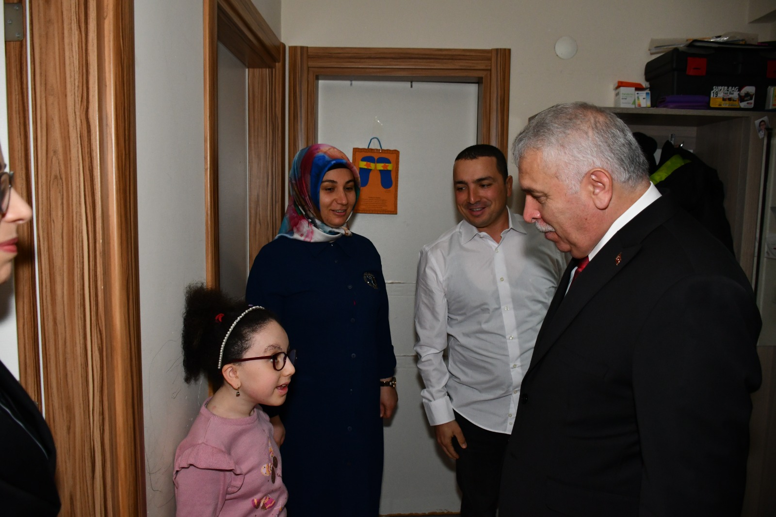 Evde Eğitim Gören Öğrenci Yüsra Damar Karnesini Vali Aziz Yıldırım’dan Aldı