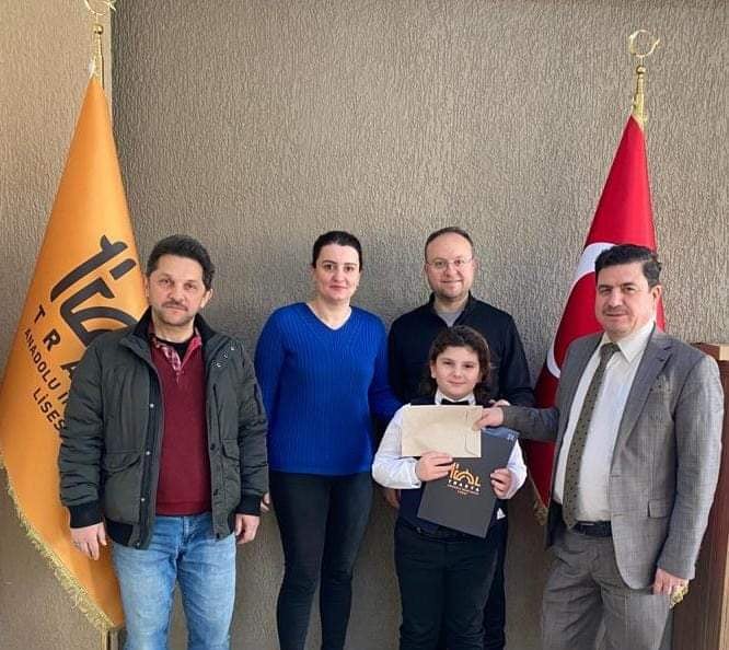 İSTİKLAL MARŞINI GÜZEL OKUMA YARIŞMASINDAN KAZANDIĞI ÖDÜLÜ DEPREMZEDELERE BAĞIŞLADI