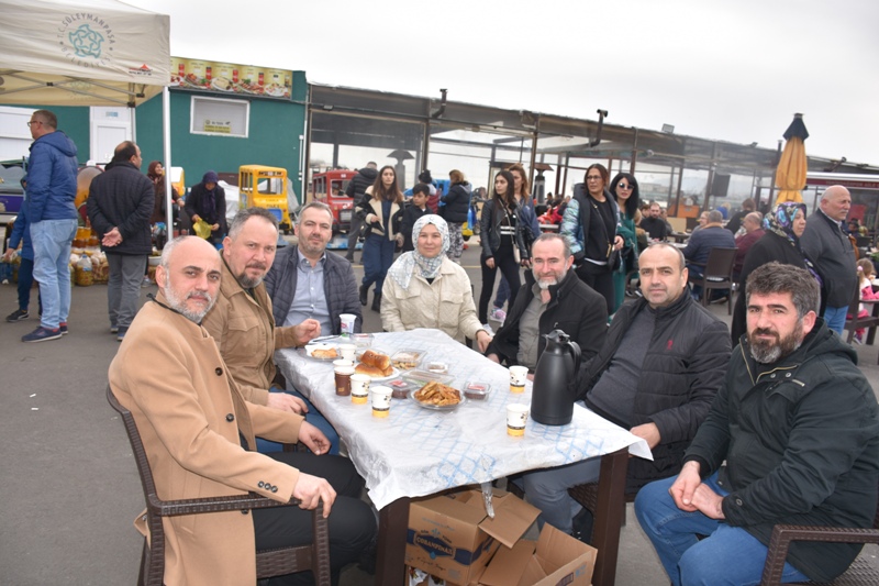 Depremzedelere yardım için lokma ve gözleme dağıttılar.