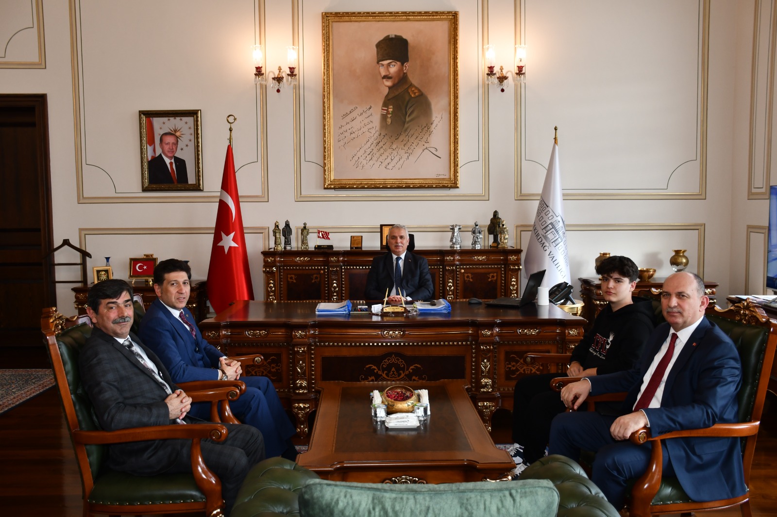 Vali Aziz Yıldırım Satranç Milli Takımına Seçilen Öğrenciyi Makamında Kabul Etti