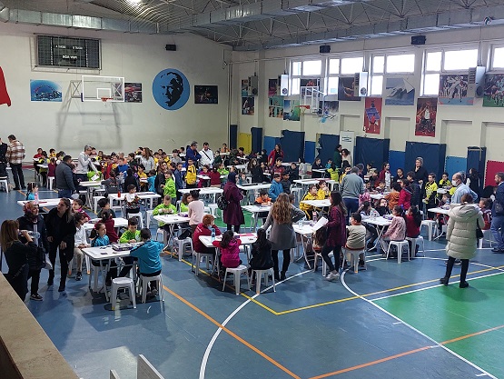 Turnuva sonunda dereceye giren öğrencilere madalya ve hediyeleri takdim edildi.
