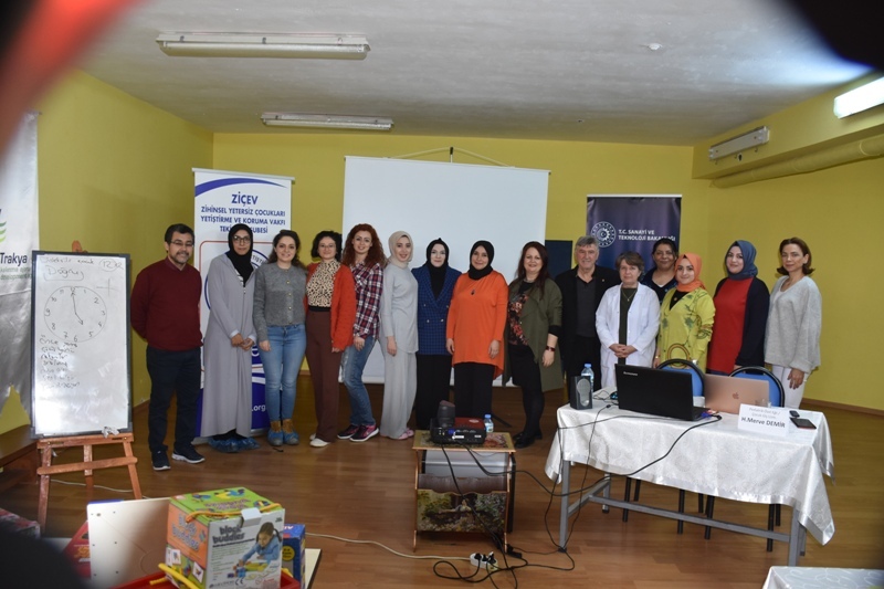 ZİÇEV DE GÖREVLİ ÖĞRETMENLERE ÖZEL EĞİTİM SEMİNERİ VERİLDİ
