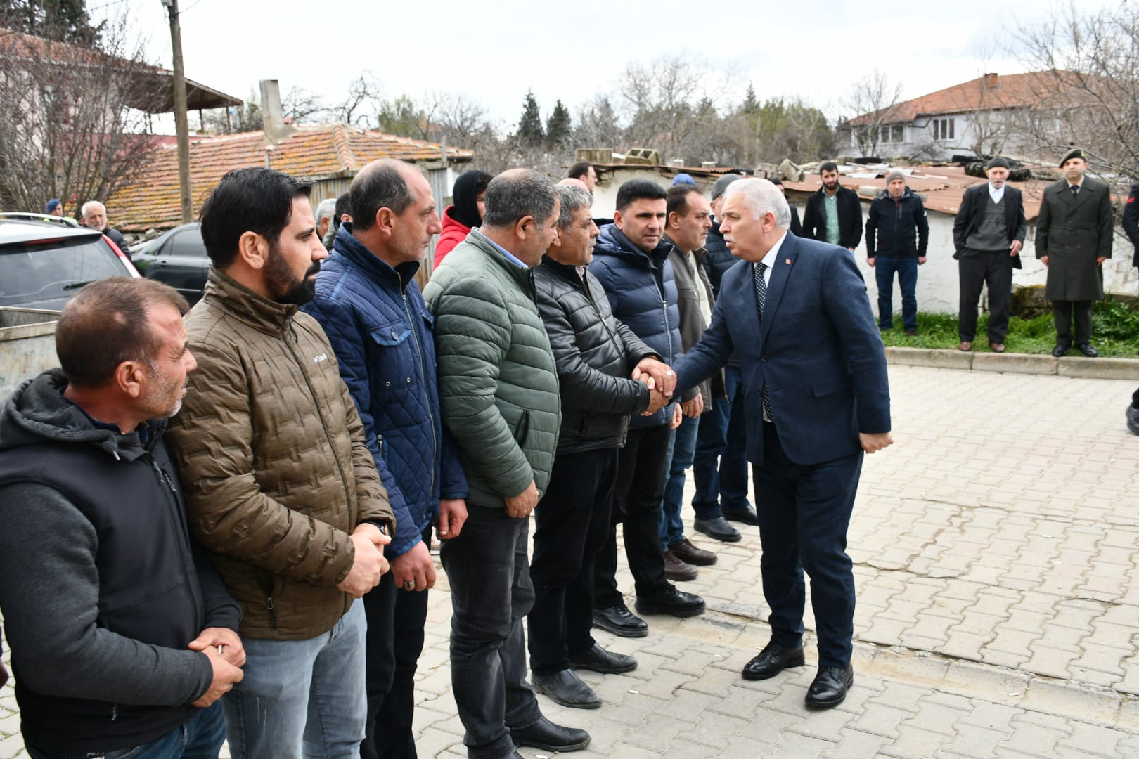 Vali Aziz Yıldırım ve Eşi Güllühan Yıldırım Merhum Piyade Sözleşmeli Er Volkan Demir’in Ailesine Taziye Ziyaretinde Bulundu