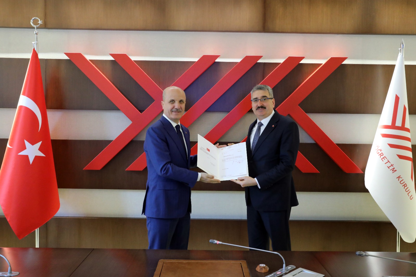 Prof. Dr. Mümin ŞAHİN Rektörlük Mazbatasını Aldı