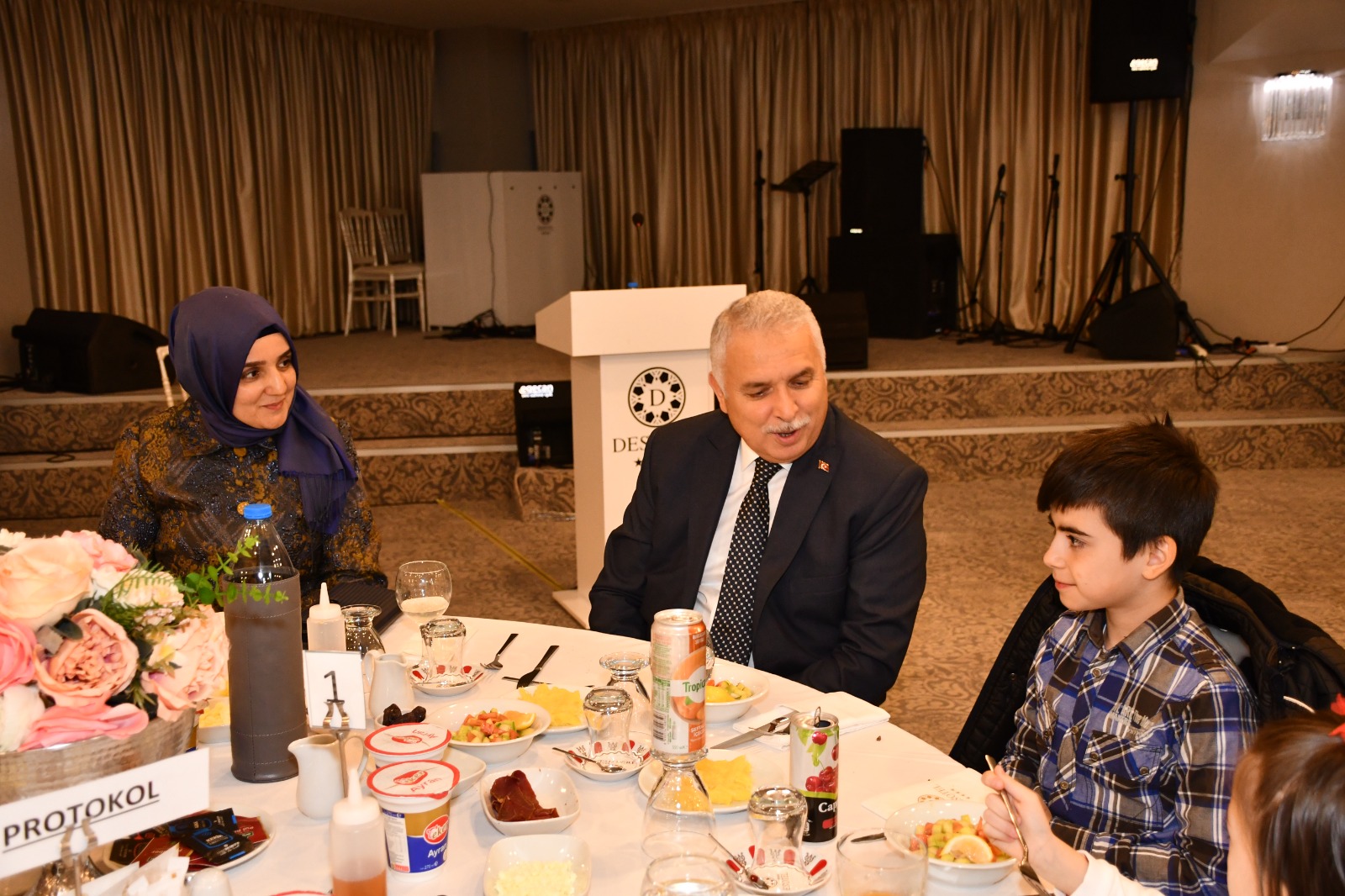 Vali Aziz Yıldırım ve Eşi Güllühan Yıldırım Yetimler ve Yakınları İle Birlikte İftar Yaptı