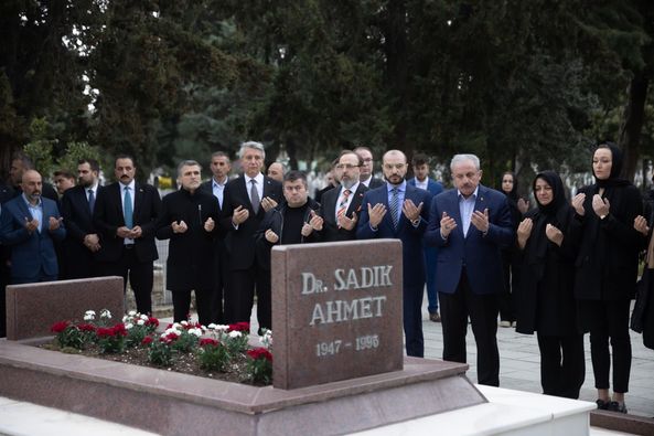 Dr. Sadık Ahmet’i kabri başında Gümülcine’deki ailesiyle birlikte ziyaret Ettiler