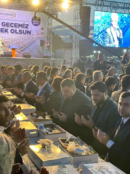 Mustafa ŞENTOP ve Binlerce vatandaşımız ile iftarımızı birlikte açtık.