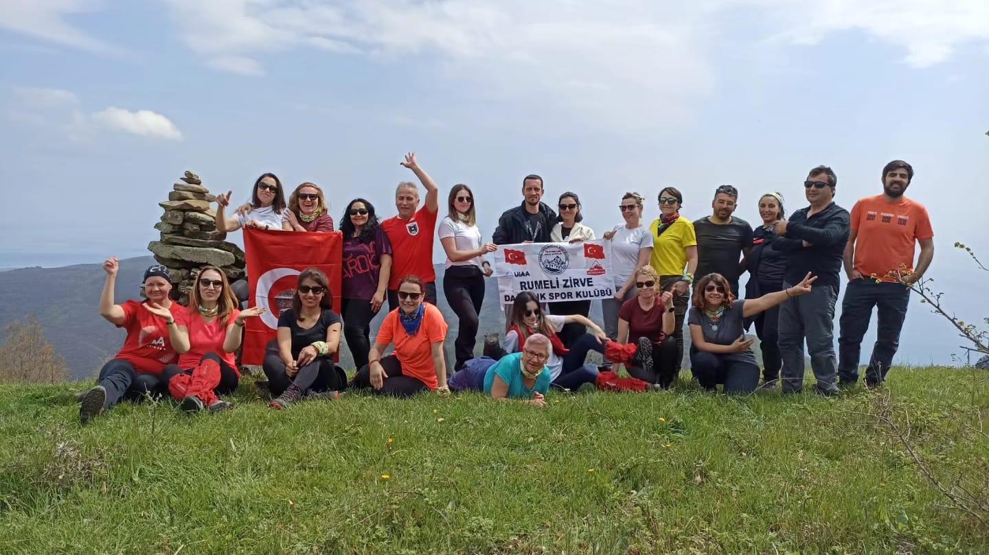 Zirve Dağcılık Spor Kulübü öncülüğünde doğa yürüyüşü ile geçti.