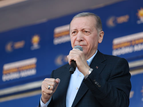 “Biz eser ve hizmet siyasetiyle bugünlere getirdiğimiz Türkiye’yi, daha ileriye taşımak için ter döküyoruz”