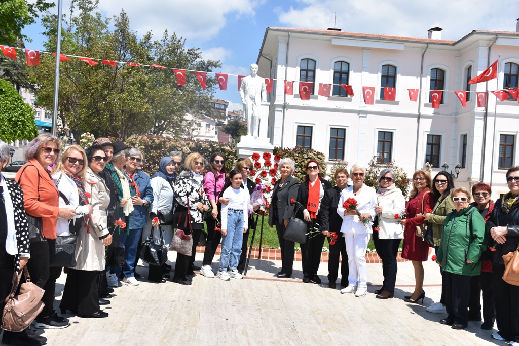 TÜRK ANNELER DERNEĞİ ÜYELERİ ANITA ÇELENK SUNDU