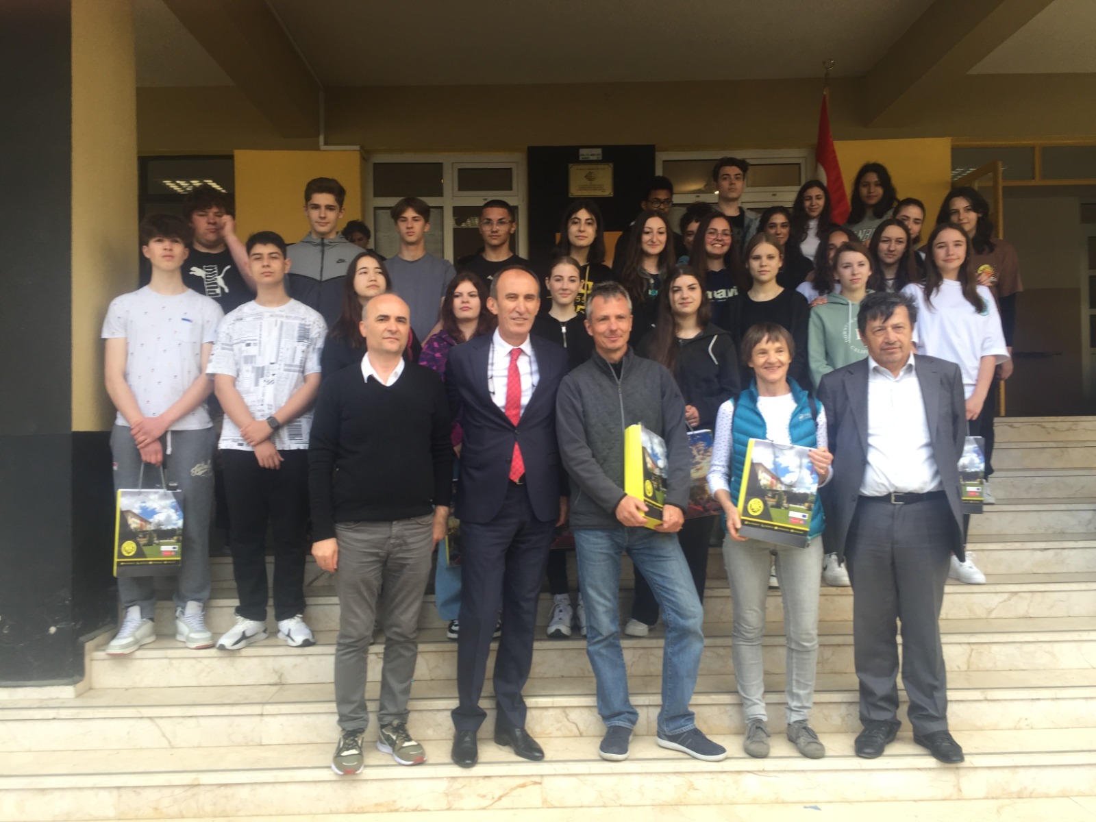 Görevli öğretmen ve öğrenciler ile birlikte sosyal ve kültürel faaliyetler düzenlendi.