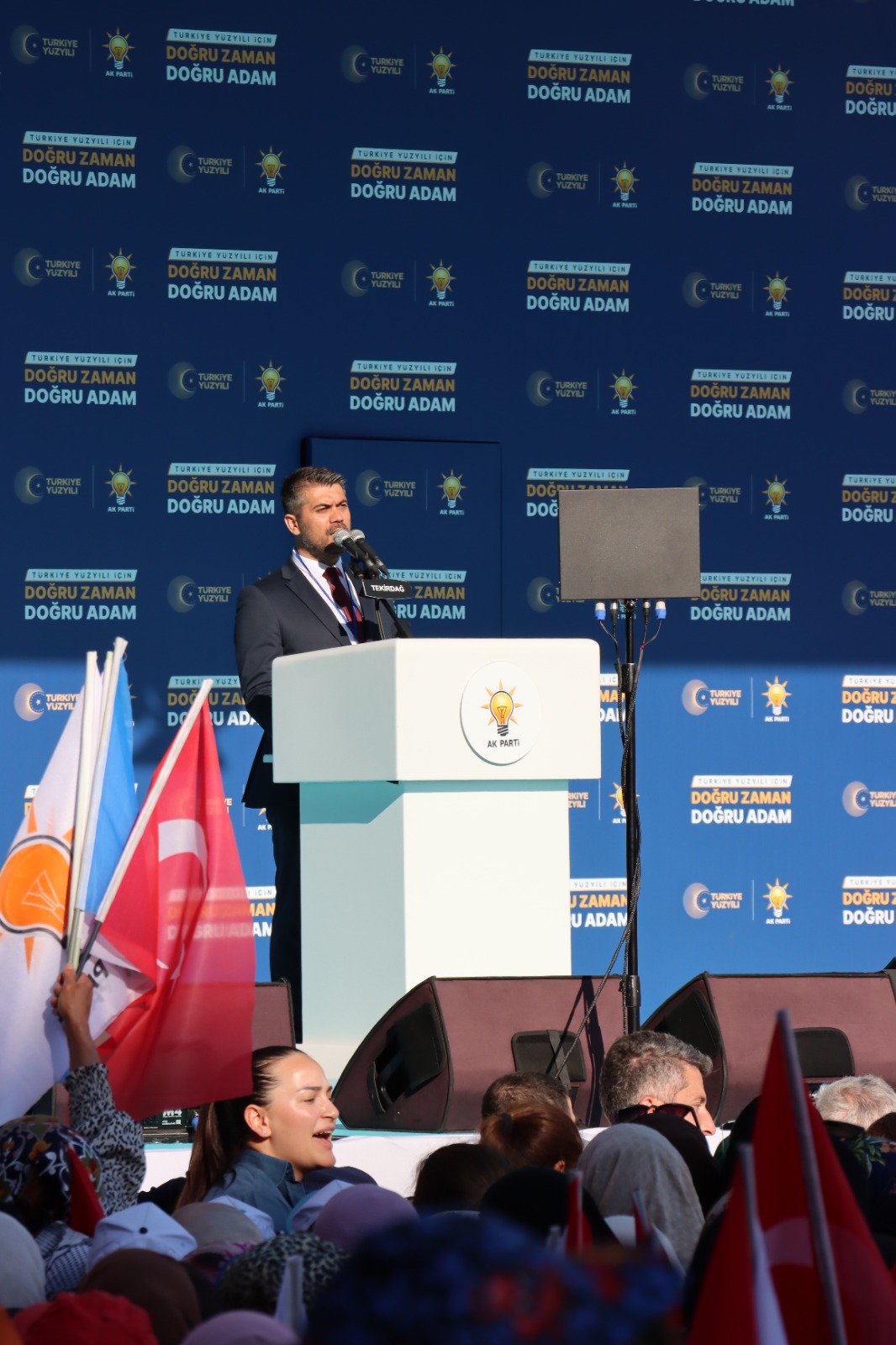 Çiçeği burnunda Akparti İl başkanı  İlk Mitinginde Şow yaptı