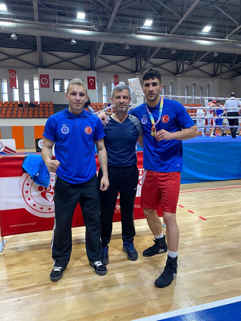75 kg altın madalya sahibi oldu..