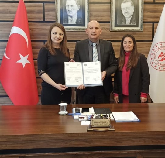 Ahmet ÜZGÜN ile Özel  Tekirdağ Meriç Koleji Müdürü  Bahar GÜNGÖR arasında imzalandı.