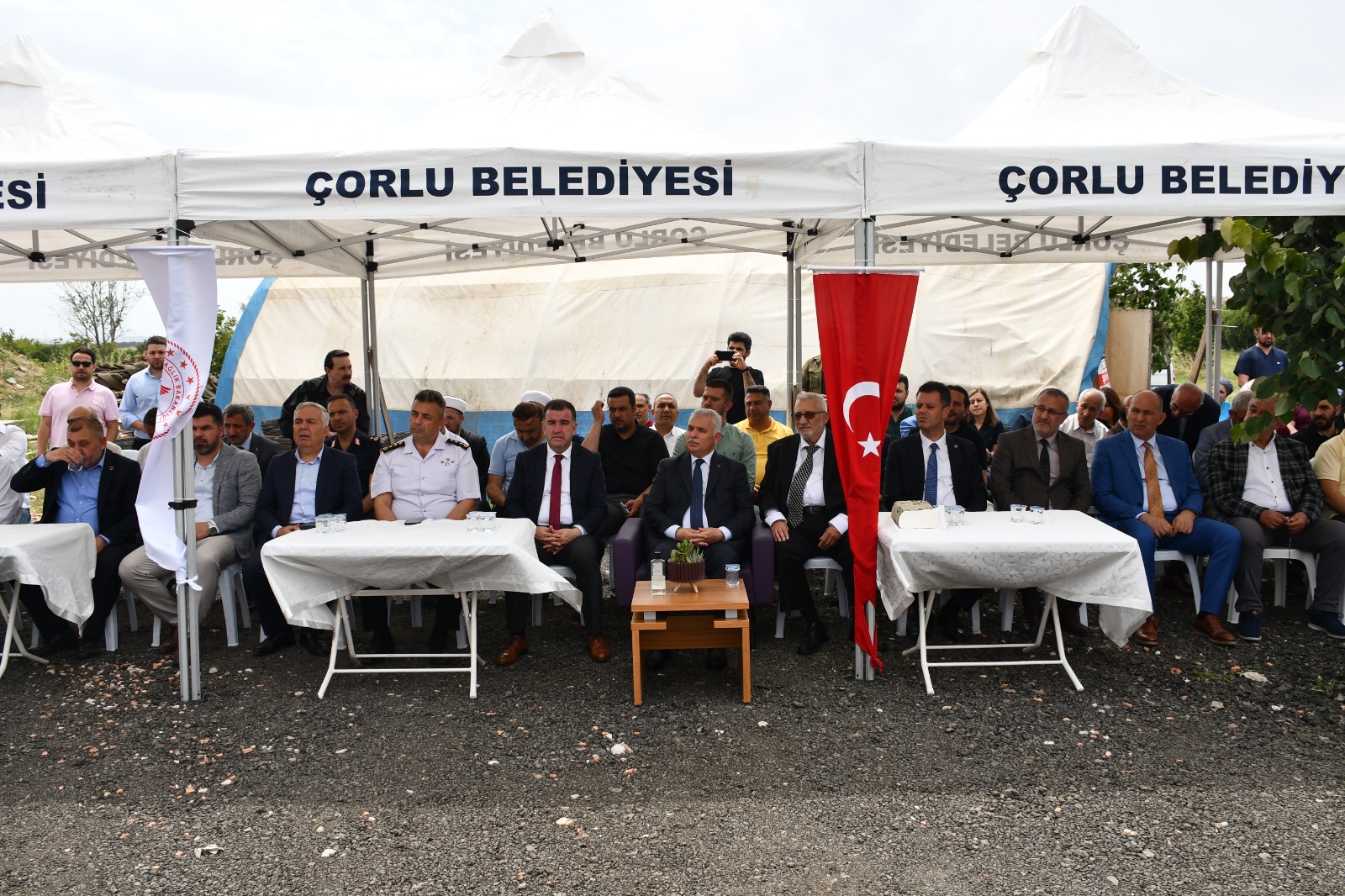 Vali Aziz Yıldırım, 18.06.2023 Pazar gününün Babalar Günü olması münasebetiyle Çorlu Huzurevi’ni ziyaret etti.