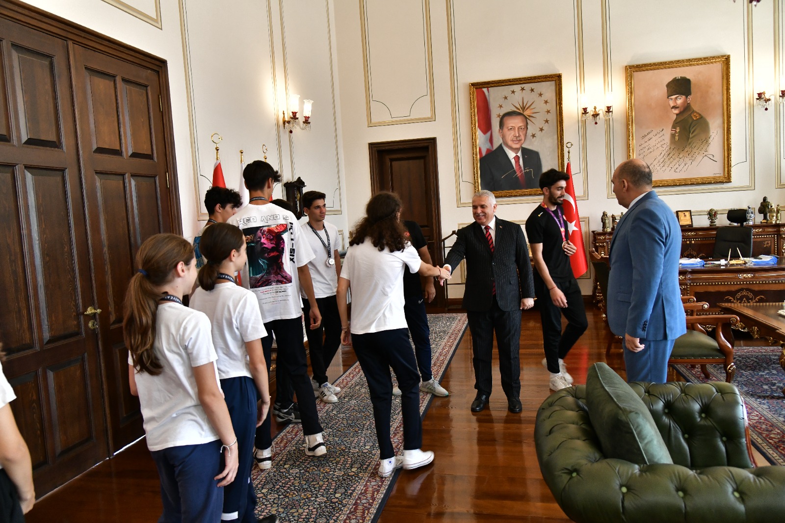 Vali Aziz Yıldırım Atletizm Müsabakalarında Dereceye Giren Sporcuları Makamında Kabul Etti