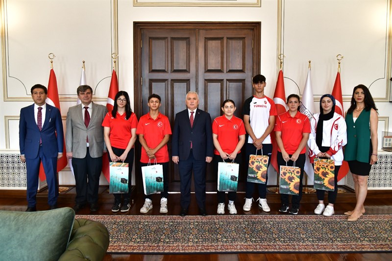 Vali Aziz Yıldırım Çorlu Gazi Mustafa Kemal Atatürk Spor Lisesi Öğrencilerini Makamında Kabul Etti