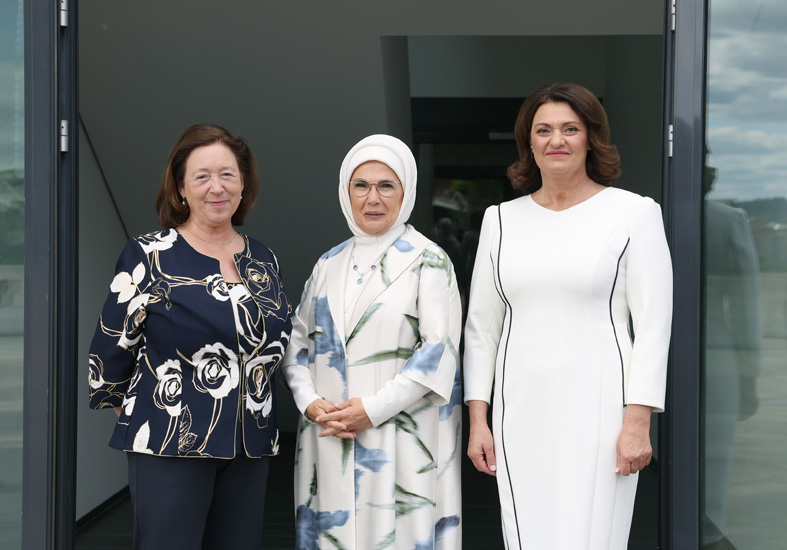 Emine Erdoğan, Litvanya’da lider eşleriyle bir araya geldi
