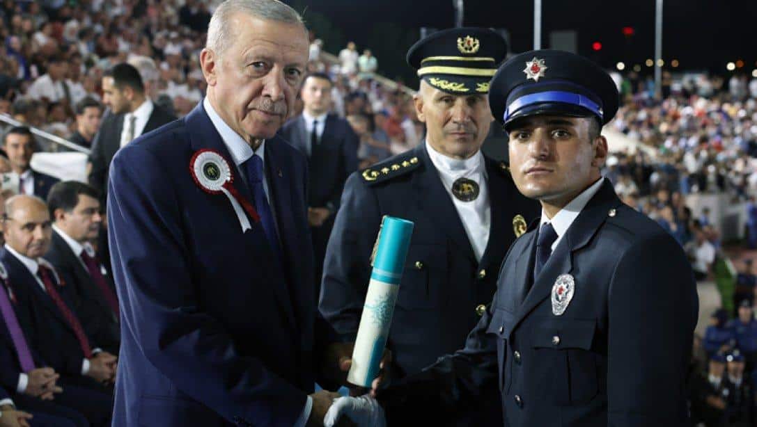 Murat Dilek Polis Meslek Yüksek Okulları’ndan 6’ncı dönem  1’incisi olarak mezun oldu.