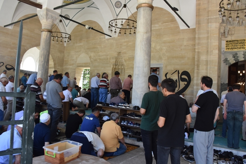 TEKİRDAĞ SÜLEYMANPAŞA ORTA CAMİ VE RÜSTEMPAŞA CAMİLERİNDE AŞURE İKRAMI YAPILDI