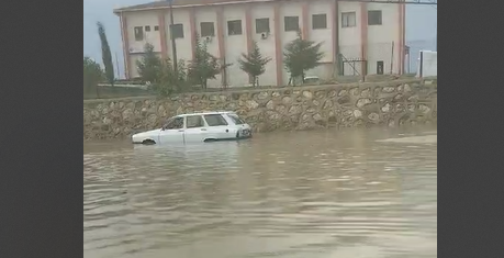 MALKARA ŞARKÖY KAVŞAĞINDA ARAÇLAR SU İÇİNDE MAHSUR KALDILAR