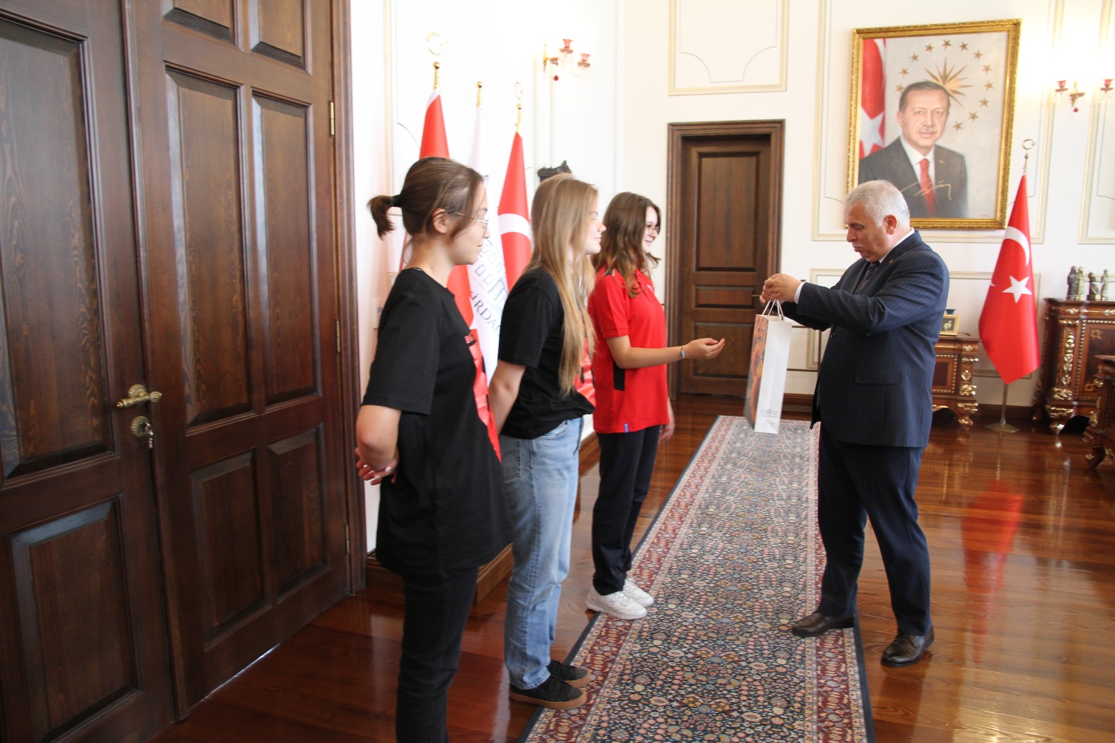 Vali Aziz Yıldırım Liselere Geçiş Sistemi (LGS) Sınavı’nda 500 Tam Puan Alan Öğrencilerimizi Tebrik Etti