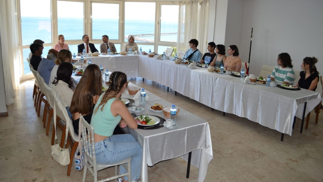 Mustafa GÜLER; YKS’de İlk 1000’e Giren Öğrencilerimizle Kahvaltıda Buluştu.