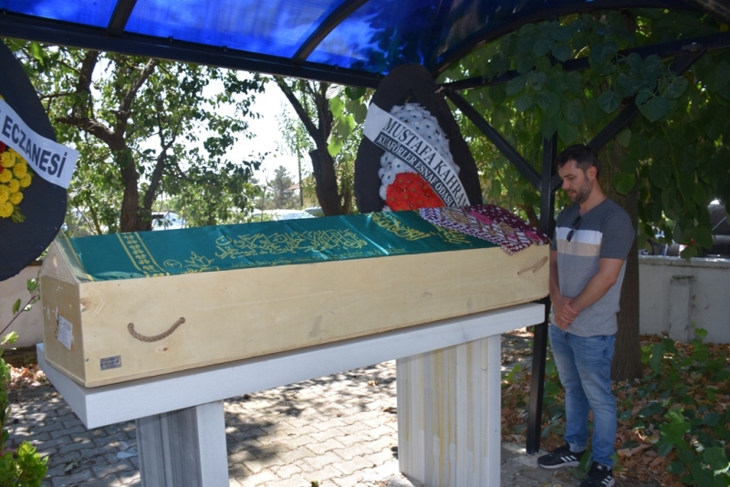 SEVİLEN ECZACI KALFASI ÖZGÜL UYKIZ DEFNEDİLDİ