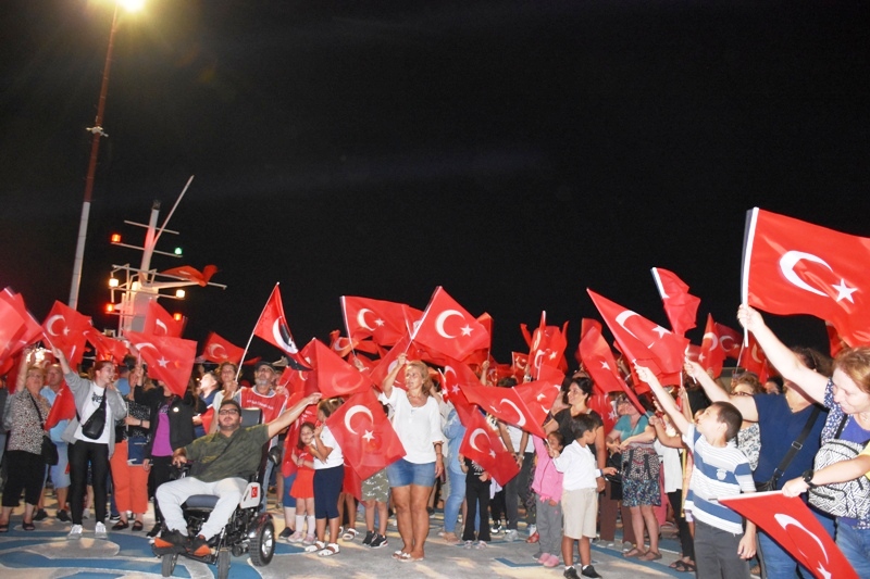 Tekirdağ’ın Süleymanpaşa ilçesinde 30 Ağustos Zafer Bayramı dolayısıyla fener alayı düzenlendi.
