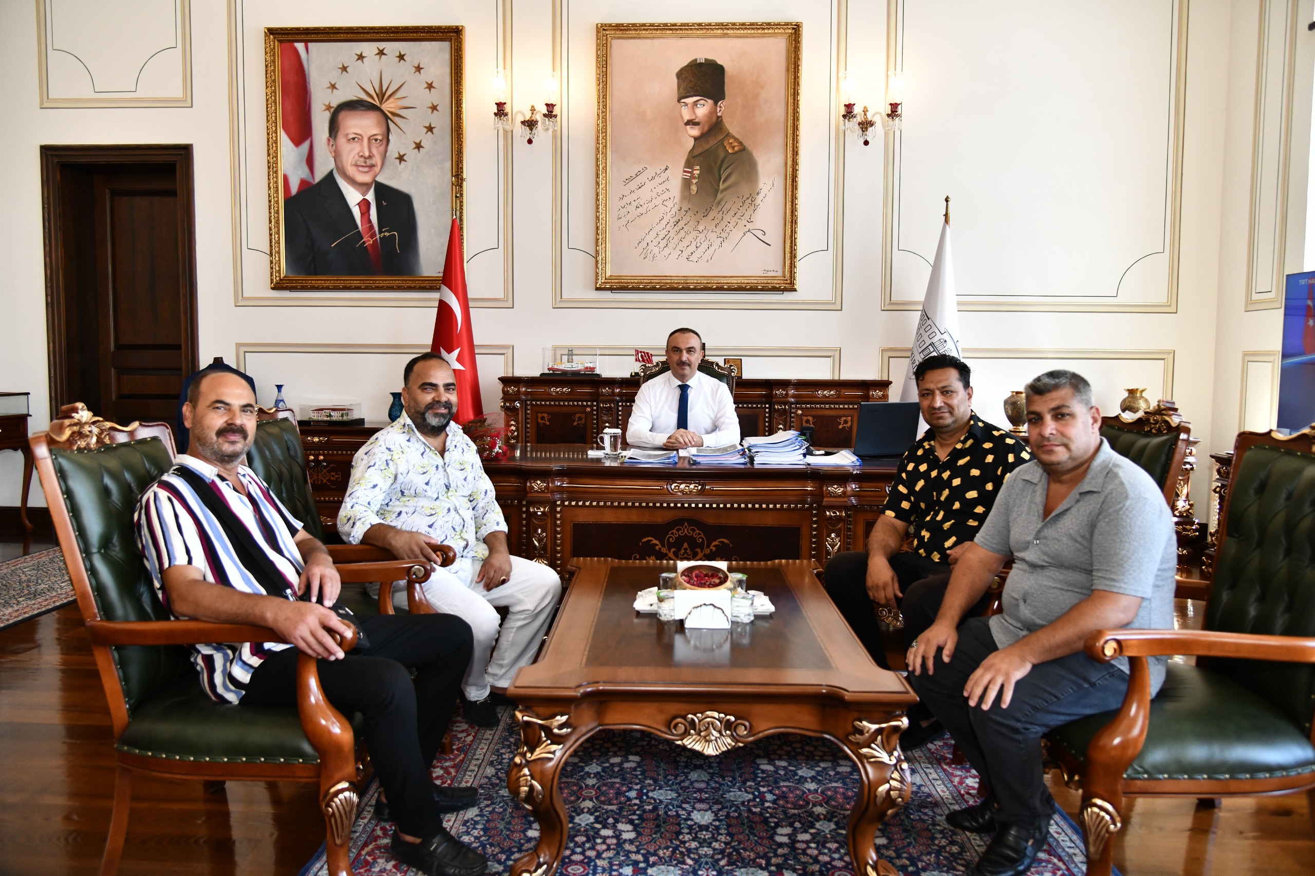 Tekirdağ Roman Kültürü Yaşatma ve Müzisyenler Derneği Başkanı ve Dernek Üyeleri Vali Soytürk’ü Ziyaret Etti