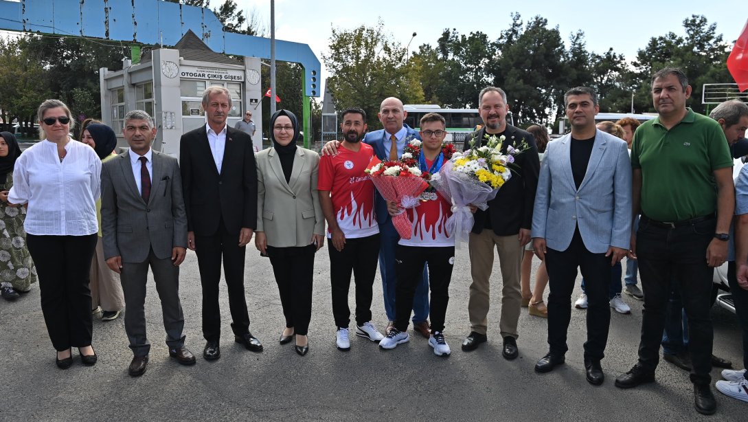 Tekirdağ Özel Eğitim Meslek Okulu Öğrencisi Emirhan AKÇAKOCA, İtalya’da Düzenlenen Özel Sporcular Müsabakalarından Ödüllerle Döndü